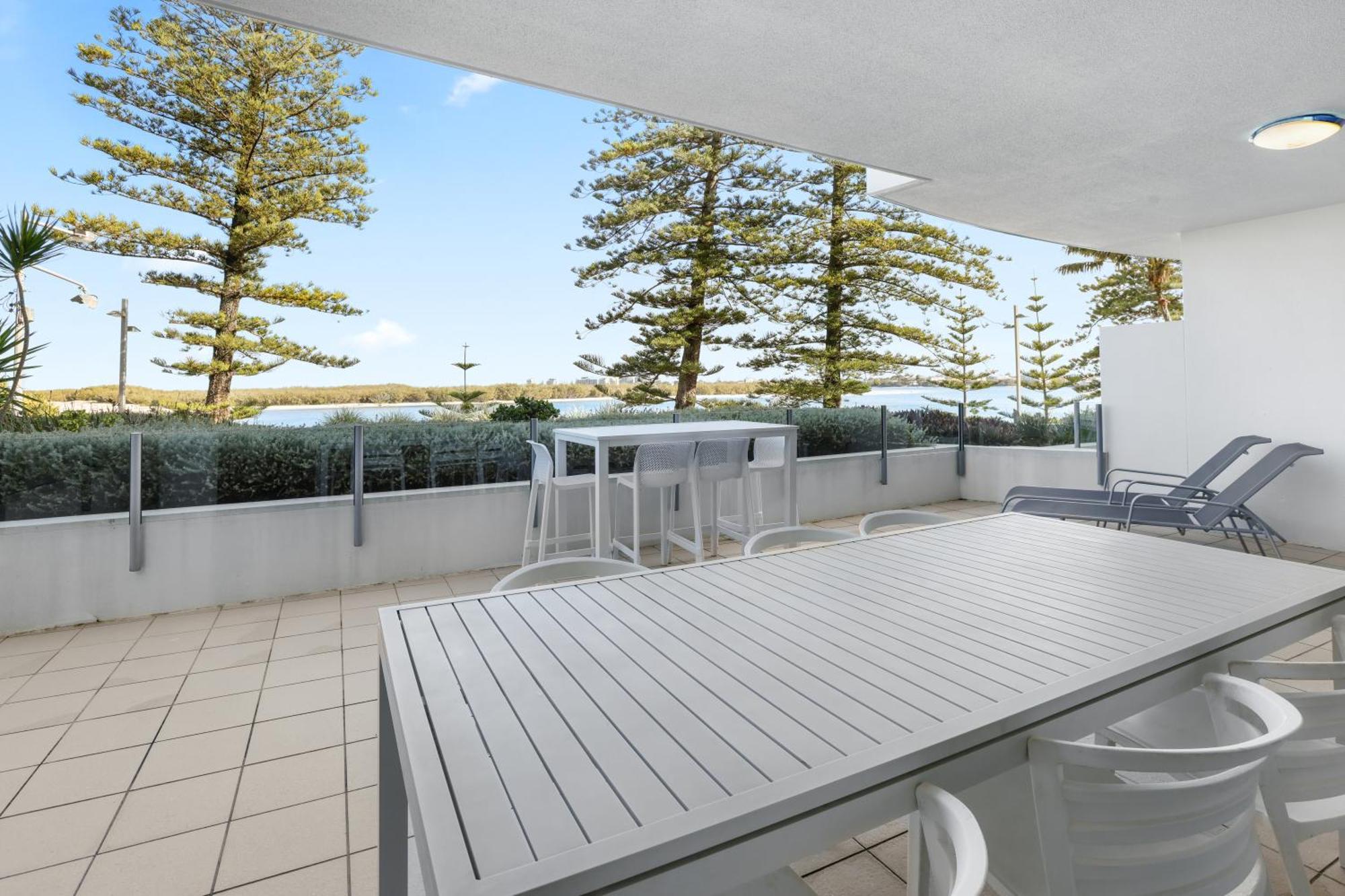 Rumba Beach Resort Caloundra Exterior foto A balcony at a resort