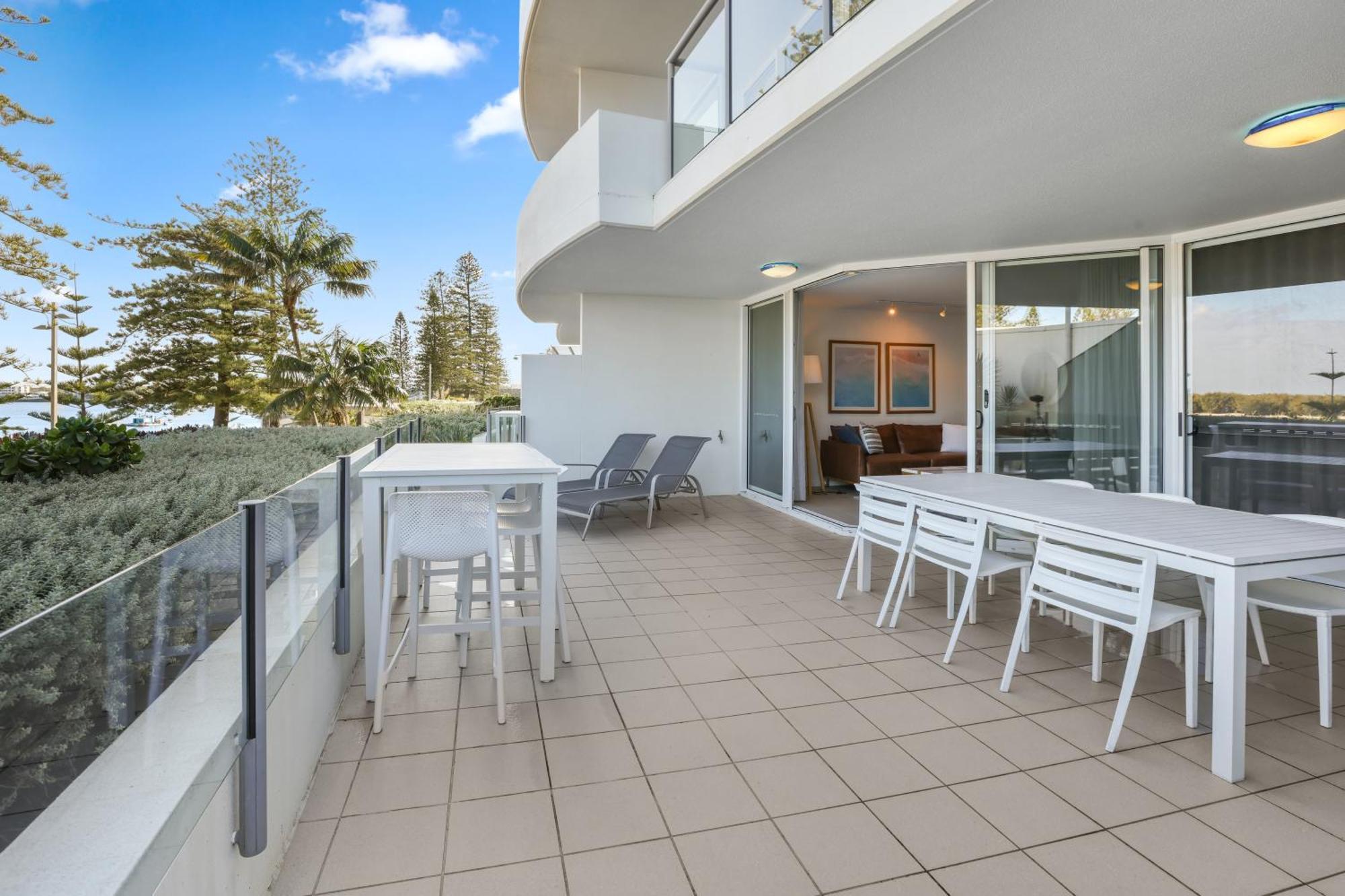 Rumba Beach Resort Caloundra Exterior foto A balcony